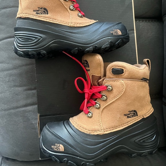 Brand new boys NorthFace Boots - Picture 1 of 6